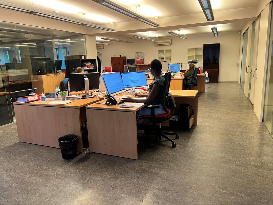 Equipo de Eurosistema trabajando en la oficina