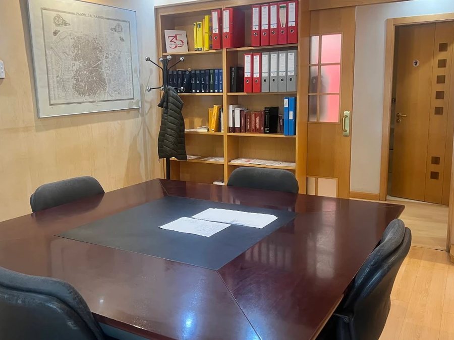 Sala de reuniones de Eurosistema, con el plano histórico de Madrid y los archivadores de expedientes