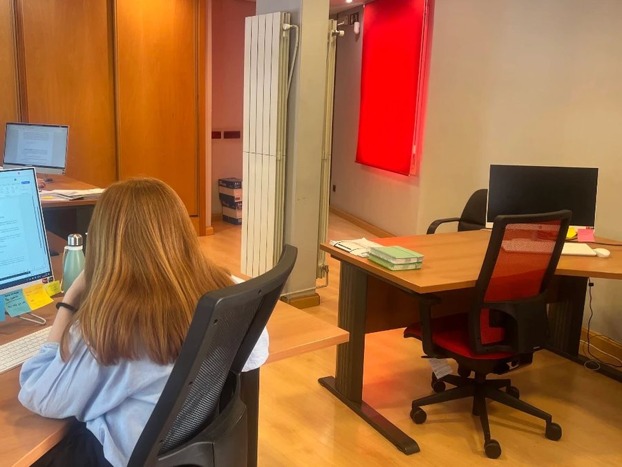 Abogados del departamento jurídico de Eurosistema preparando recursos